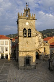 Portugal, région du Minho, Guimaraes, ville classée Patrimoine Mondial de l' UNESCO, Eglise conventuelle de Nossa Senhora Da Oliveira sur la place Largo da Oliveira