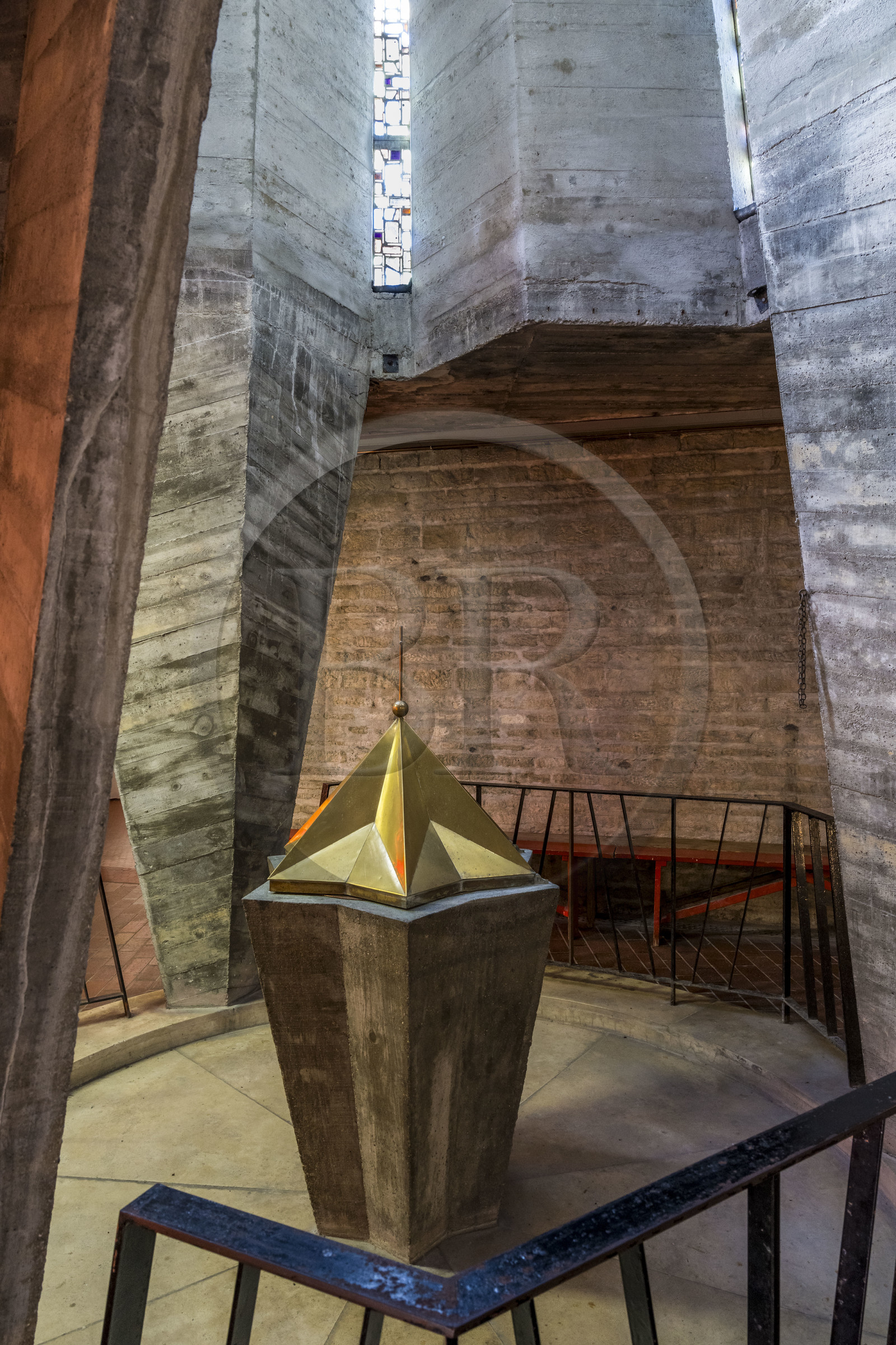 France, Charente-Maritime, Royan, église Notre-Dame de Royan construite de 1955 à 1958 par l'architecte Guillaume Gillet (Grand Prix de Rome), the baptismal font