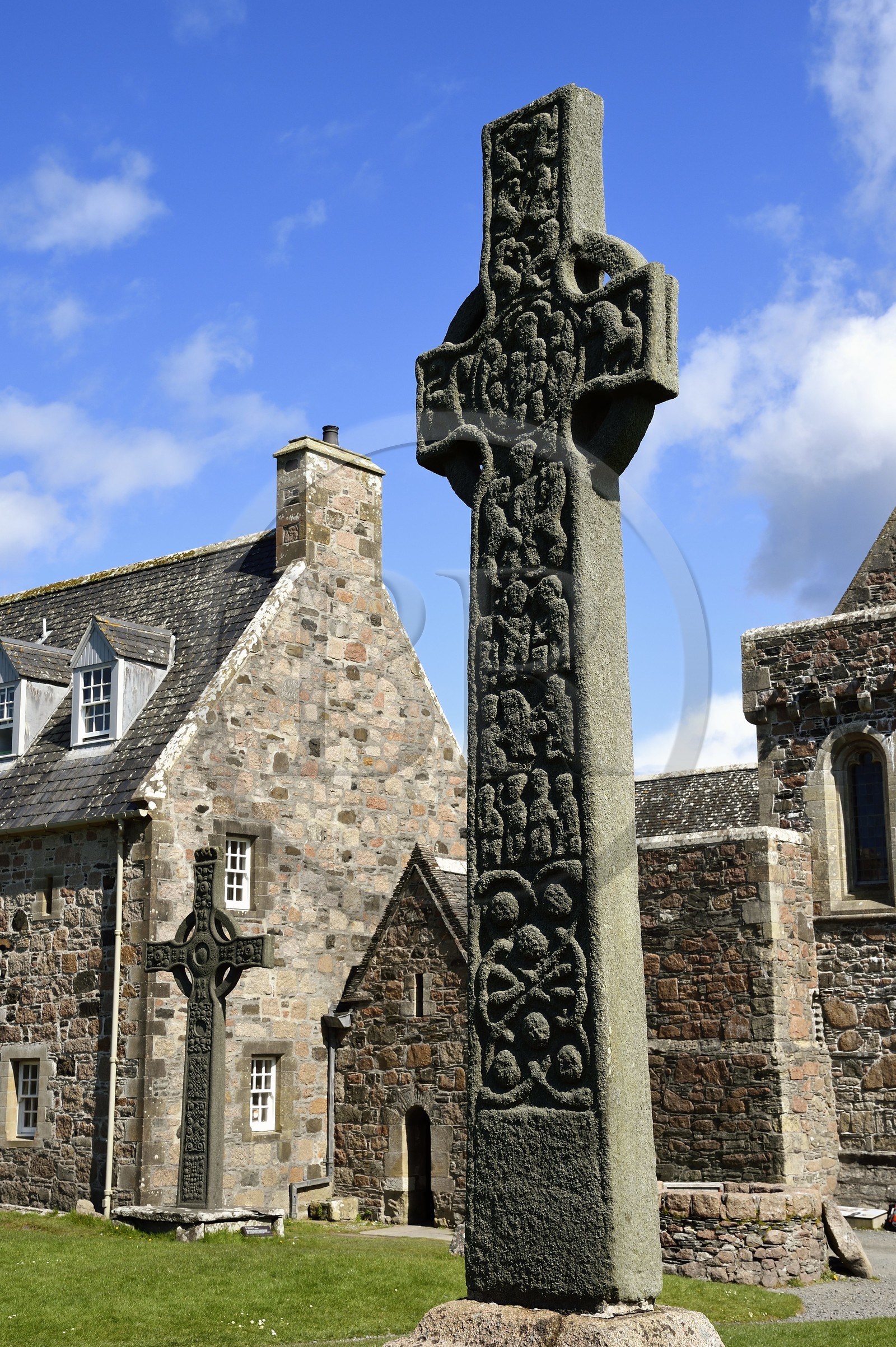 Royaume-Uni, Ecosse, Highland, Hébrides intérieures, Ile de Iona face à l'Ile de Mull, Croix de Saint-Martin (datée du 8ème siècle) devant l'abbaye d'Iona fondée par Saint Columba au VIème siècle, la Croix de Saint-Jean (copie) en arrière plan