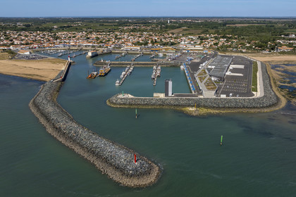 France, Charente-Maritime (17), Ile d'Oléron, port de La Cotinière, bassin à flots aménagé en 2022 au pied de la nouvelle criée (vue aérienne)
