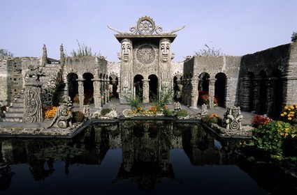 France, Mayenne (53), Cossé-le-Vivien, la Frénouse, oeuvre de Robert Tatin (autorisation avant publication)