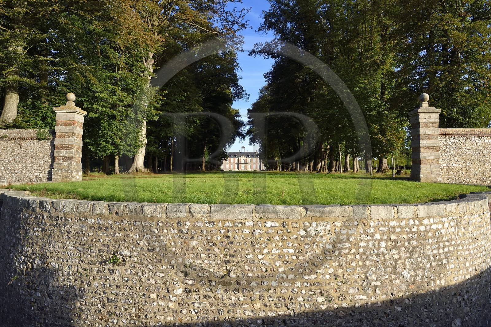 France, Seine-Maritime (76), Pays de Caux, Doudeville, chateau de Galleville au bout d'une allée arborée