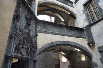 France, Puy-de-Dôme (63), Clermont-Ferrand, Hotel particulier Savaron rue des Chaussetiers, escalier dans la cour intérieure, écu du propriétaire Savaron