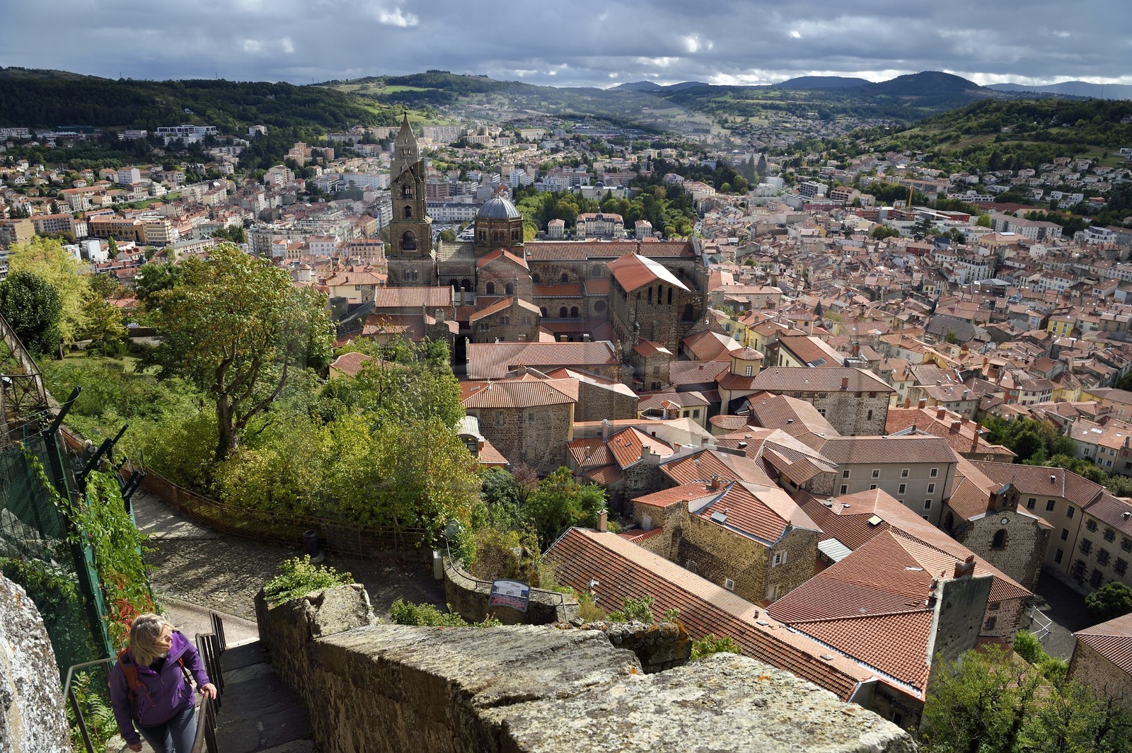 France, Haute-Loire (43), Le Puy-en-Velay, étape des chemins de Compostelle, la cathédrale Notre-Dame-de-l'Annonciation du XIIe siècle classée Patrimoine Mondial de l'UNESCO, et l'escalier d'accés au sommet du Rocher Corneille