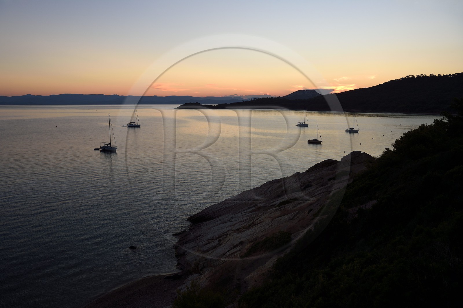 France, Var (83), Iles d'Hyères, parc national de Port Cros, Ile de Porquerolles, plage de la Courtade au lever de soleil