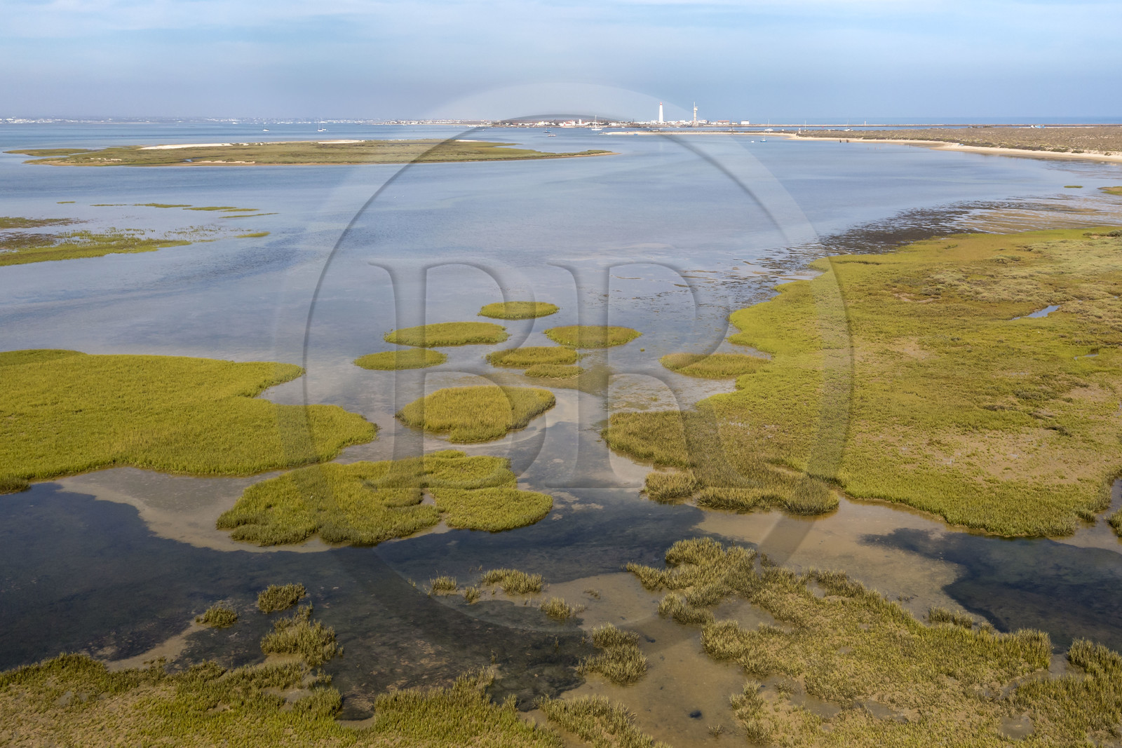 Portugal, Algarve, Parc naturel de la Ria Formosa, Faro, Ile de Barreta ou Deserta (Ilha da Barretta ou Deserta), le phare de Ilha do Farol sur Ilha da Culatra en arrière plan (vue aérienne)