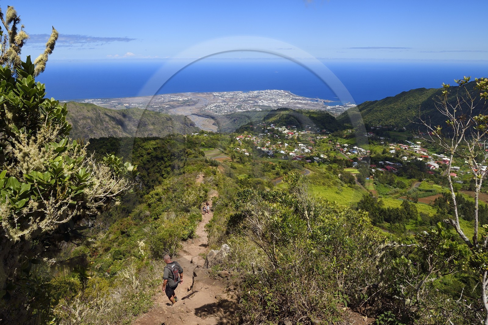 France, Ile de la Reunion, Parc National de la Réunion classé Patrimoine Mondial de l'UNESCO, La Possession, vers le village de Dos d'Ane, randonnée de la Roche Bouteille par le sentier Cap Noir, la Rivière des Galets sur la cote Ouest en arrière plan