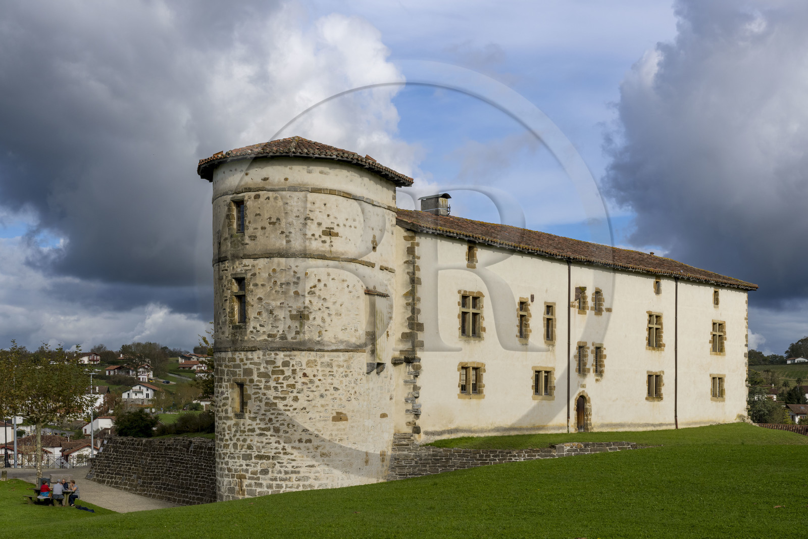France, Pyrénées-Atlantiques (64), Pays-Basque, Espelette, l'Hotel de Ville hébergé dans l'ancien chateau des Barons d'Ezpeleta