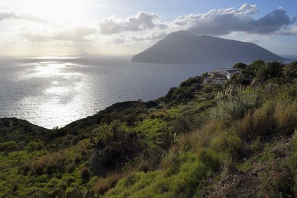 Italie, Sicile, iles Eoliennes, classées Patrimoine Mondial de l'UNESCO, Ile de Lipari, cote Nord-Ouest à Quattropani, l'Ile de Salina et l'Ile de Filicudi en arrière plan