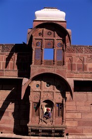 Inde, état du Rajasthan, Fort de Pokaran au porte du désert du Thar, palais en grès rouge finement ciselé