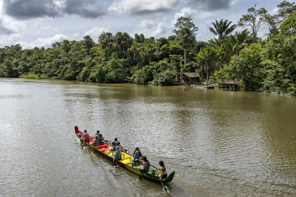 France, Guyane, Kourou, Camp Maripas, pirogue P12 (pirogue traditionnelle Guyanaise adaptée en résine) sur le fleuve Kourou (vue aérienne)