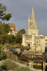 France, Charente-Maritime (17), La Rochelle, la Porte des deux Moulins et la Tour de la Lanterne
