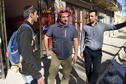 Iran, Province de Yazd, désert du Dasht-e Kavir, Ardakan, les trois frères Arbad, de gauche à droite Hossein, Reza et Amir