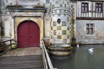 France, Calvados (14), Pays d'Auge, le chateau de Saint-Germain-de-Livet du XVe et XVIe siècle labellisé Musée de France, porte principale avec ses deux tourelles