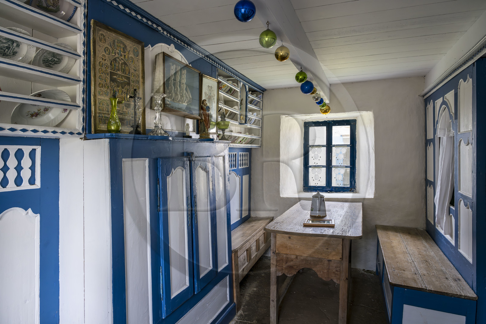 France, Finistère (29), Mer d'Iroise, Ile d'Ouessant, parc naturel régional d'Armorique, Maisons du Niou Huella, écomusée de l'île d'Ouessant présentant deux maisons rurales ouessantines traditionnelles, lit clos