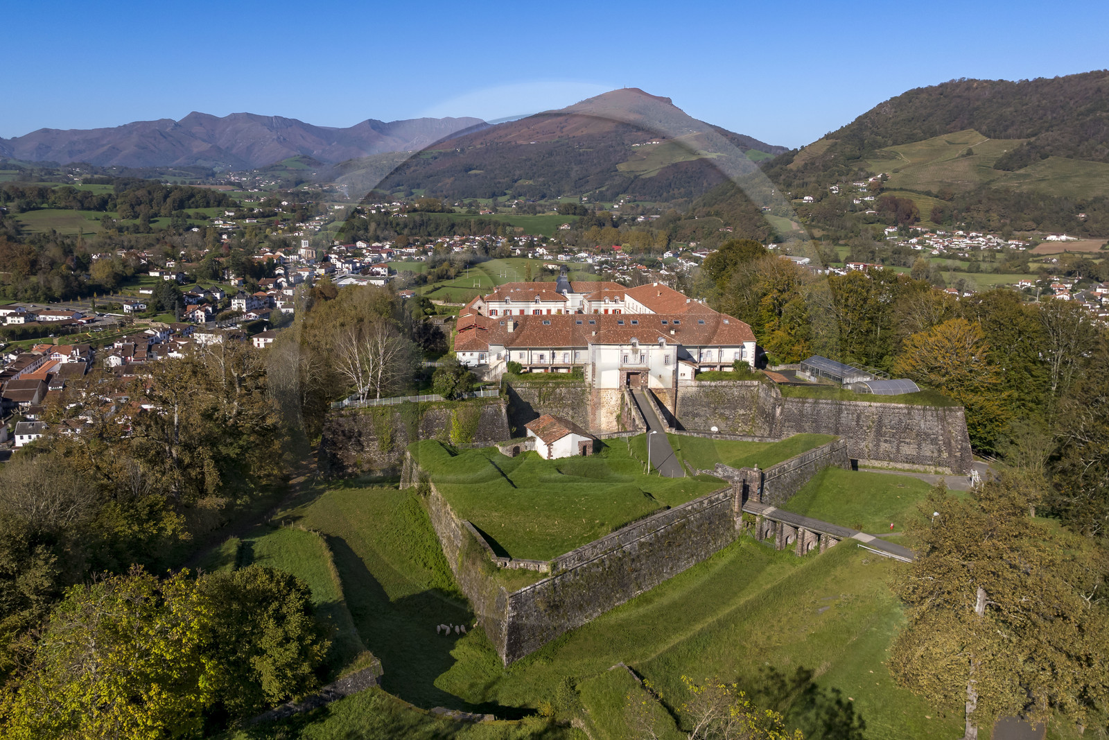 France, Pyrénées-Atlantiques (64), Pays-Basque, Saint-Jean-Pied-de-Port, la citadelle consolidée par Vauban au sommet de la colline de Mendiguren (vue aérienne)