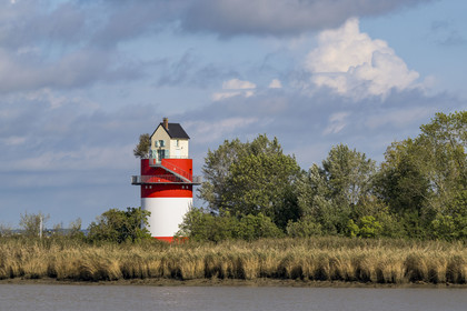 France, Loire-Atlantique (44), Cordemais, collection d'art contemporain à ciel ouvert Estuaire, la Villa Cheminée réalisé par l'artiste japonais Tatzu Nishi sur les rives de la Loire, oeuvre d'art mais aussi maison d'hôtes insolite