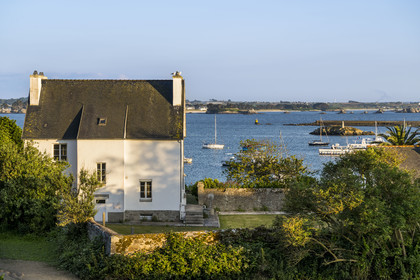 France, Finistère (29), Iles du Ponant, Ile de Batz, maison en bordure de la grève de Kernok