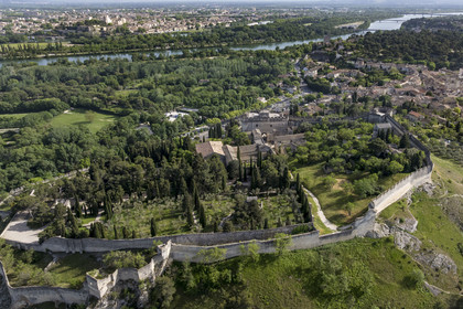 France (30), Gard, Villeneuve-lès-Avignon, l'ancienne abbaye bénédictine dans le Fort Saint André, le Palais des Papes  à Avignon classé Patrimoine mondial de l'UNESCO en arrière plan (vue aérienne)