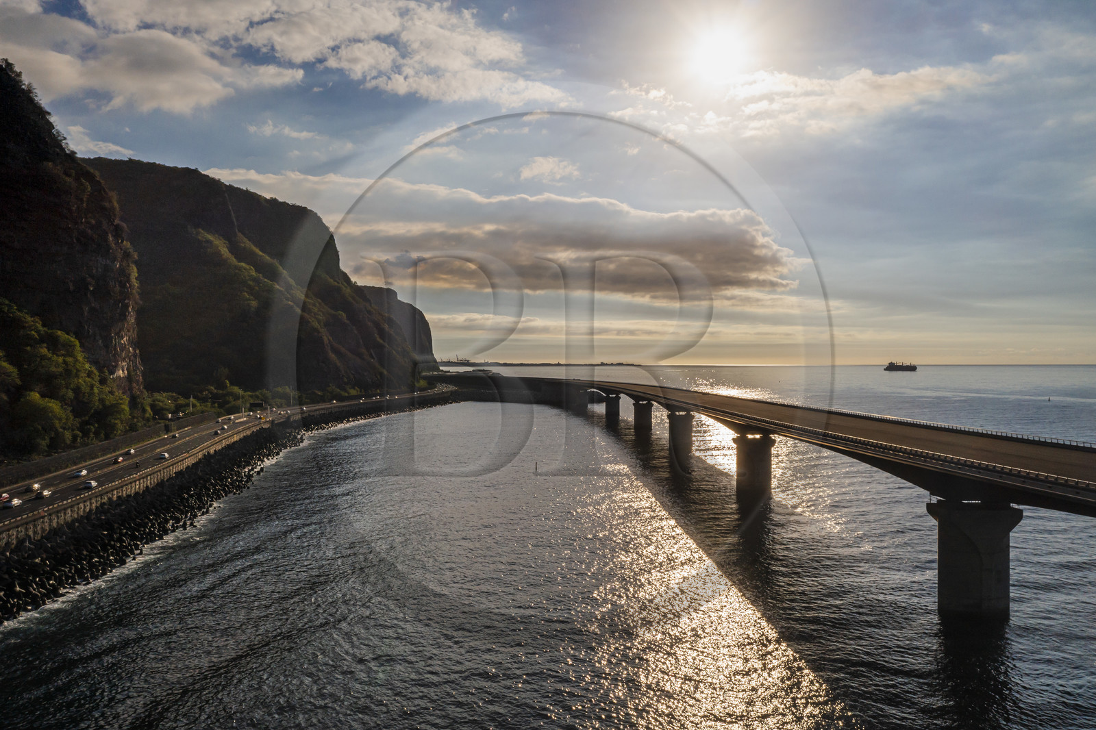 France, Ile de la Reunion, la Grande Chaloupe à La Possession, la Nouvelle Route du Littoral (NRL), le viaduc maritime long de 5,4 km entre la capitale Saint-Denis et la Grande Chaloupe (vue aérienne)