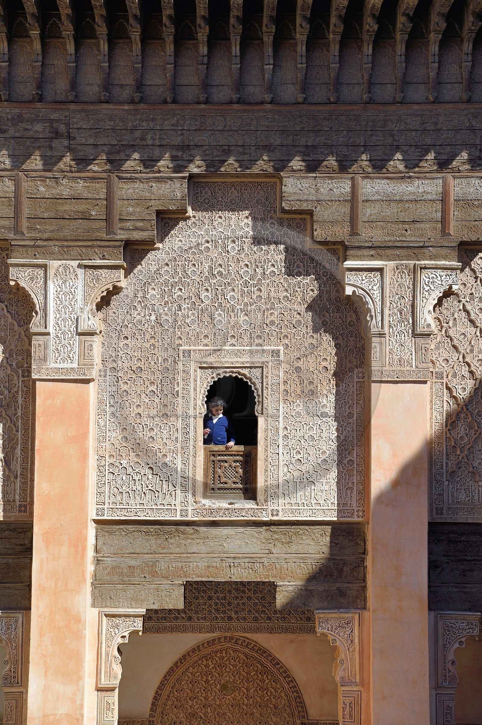 Maroc, Haut-Atlas, Marrakech, ville impériale, Médina classée Patrimoine Mondial de l'UNESCO, la Medersa Ali Ben Youssef (école coranique), fenêtre cintrée avec stuc décoratif