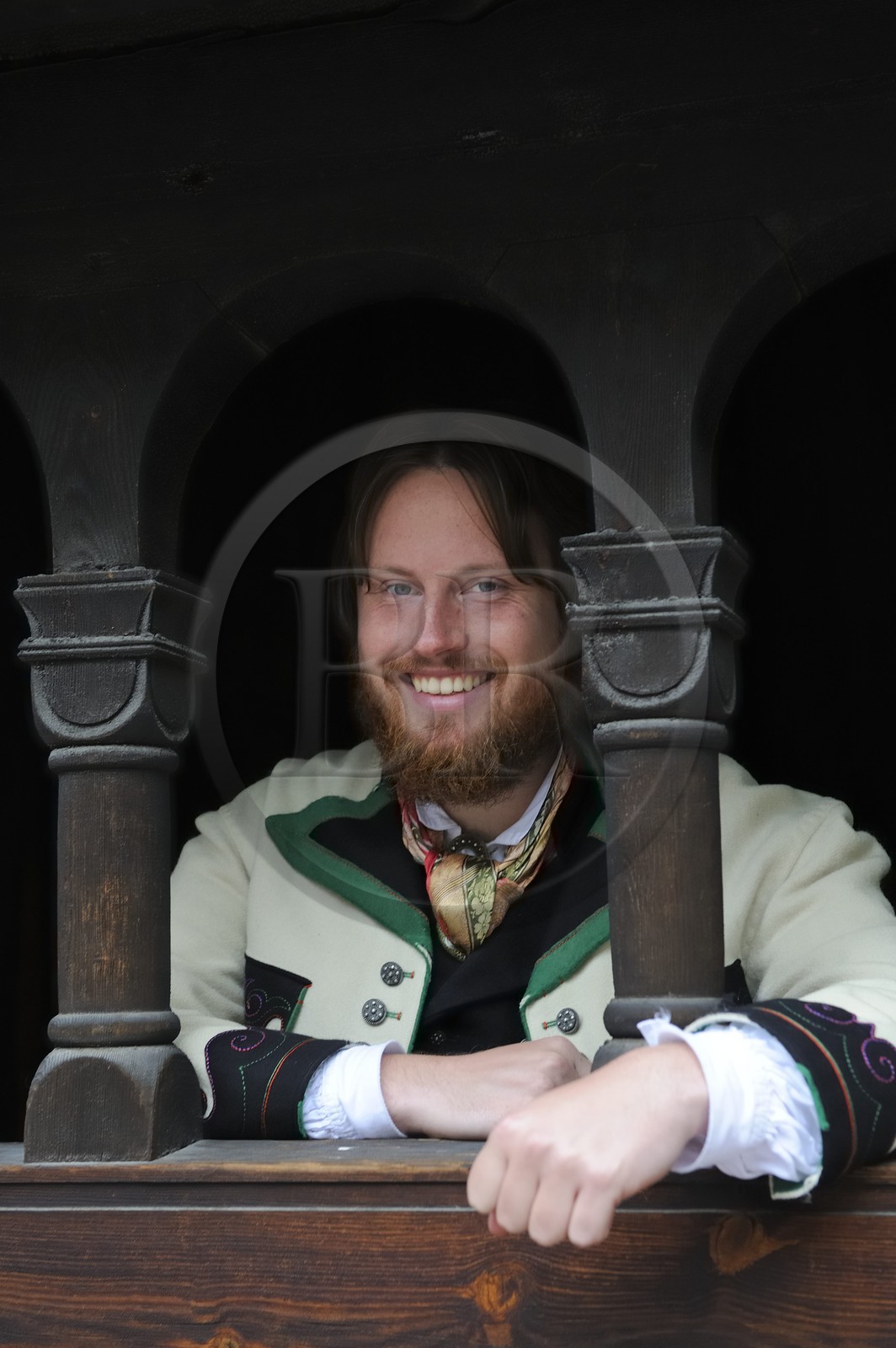Norvège, Oslo, presqu'île de Bygdoy, musée du Folklore norvégien (Norsk Folkemuseum), homme en costume traditionel du dimanche d'un fermier du Telemark du 19ème siècle devant l'église en bois debout de Gol