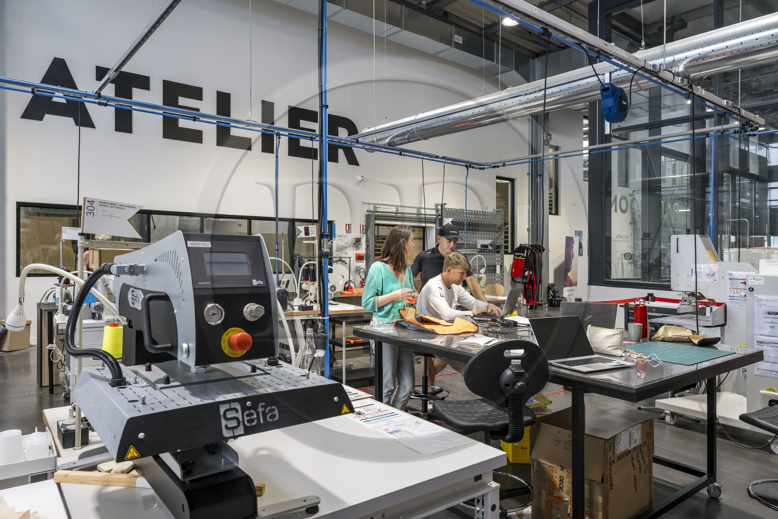 France, Charente-Maritime (17), La Rochelle, centre de co-conception Tribord Sailing Lab de la marque Decathlon, une équipe projet au travail avec un designer, un ingénieur et une prototypiste
