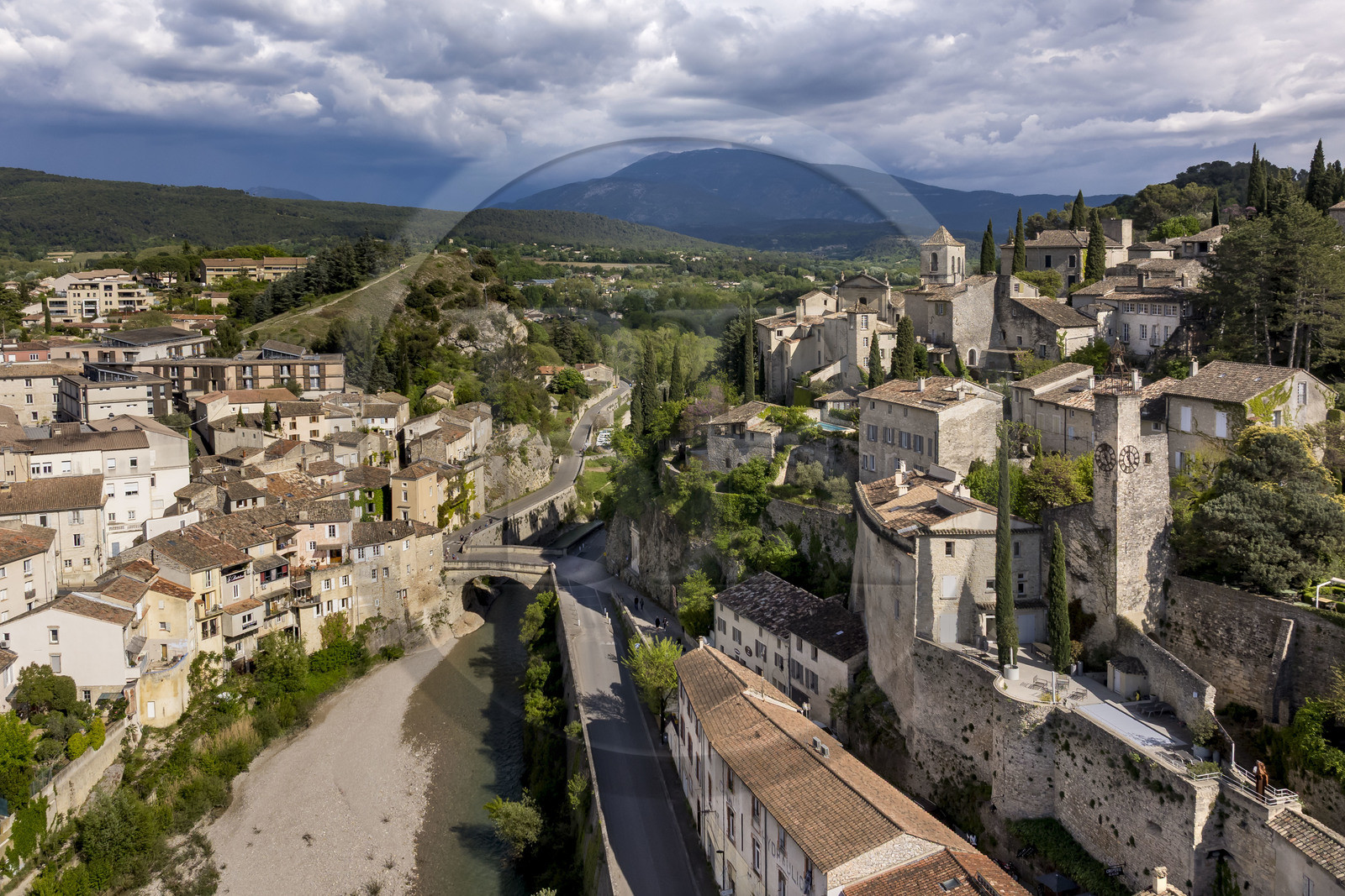 France, Vaucluse (84), Vaison-la-Romaine, le pont romain sur l'Ouvèze datant du 1er siècle apr. J.-C. qui relie la ville basse et la ville médiévale à droite, le Mont Ventoux en arrière-plan (vue aérienne)
