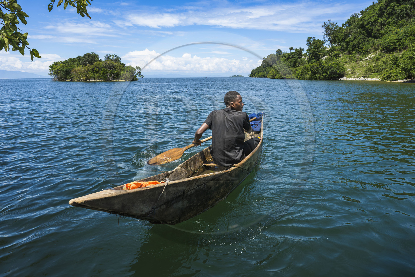 Rwanda, Province de l’Ouest, Karongi (anciennement nommée Kibuye), lac Kivu, pirogue naviguant entre les ilots au large de Kibuye