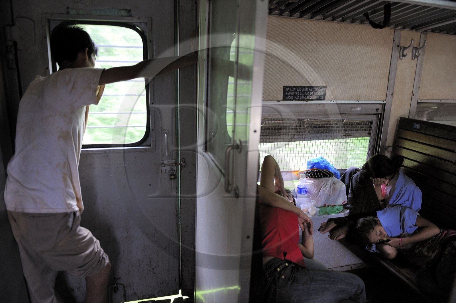Vietnam, train de jour de Lao Cai à Hanoï, classe assis dur non climatisé