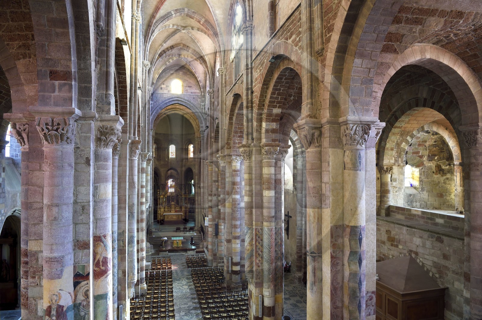 France, Haute-Loire (43), Brioude, la Basilique Saint-Julien de Brioude de style roman auvergnat, la nef vue depuis la tribune