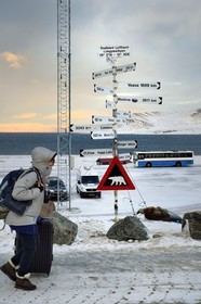Norvège, Svalbard, Spitzberg, Longyearbyen, panneaux de direction devant l'aéroport de Longyearbyen et panneau de signalisation de danger potentiel de présence d'ours blanc