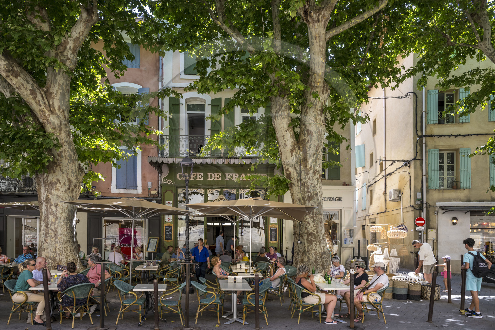 France, Vaucluse (84), L'Isle-sur-la-Sorgue, vieille ville, place de la Liberté, terrasse sous les platanes du Café de France