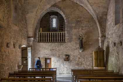 France, Aveyron (12), Causses et les Cévennes, paysage culturel de l'agro-pastoralisme méditerranéen, classés Patrimoine Mondial de l'UNESCO, La Couvertoirade, labellisé Les Plus Beaux Villages de France, village fortifié sur le plateau du Larzac, l'église Saint-Christol, les fonds baptismaux à droite