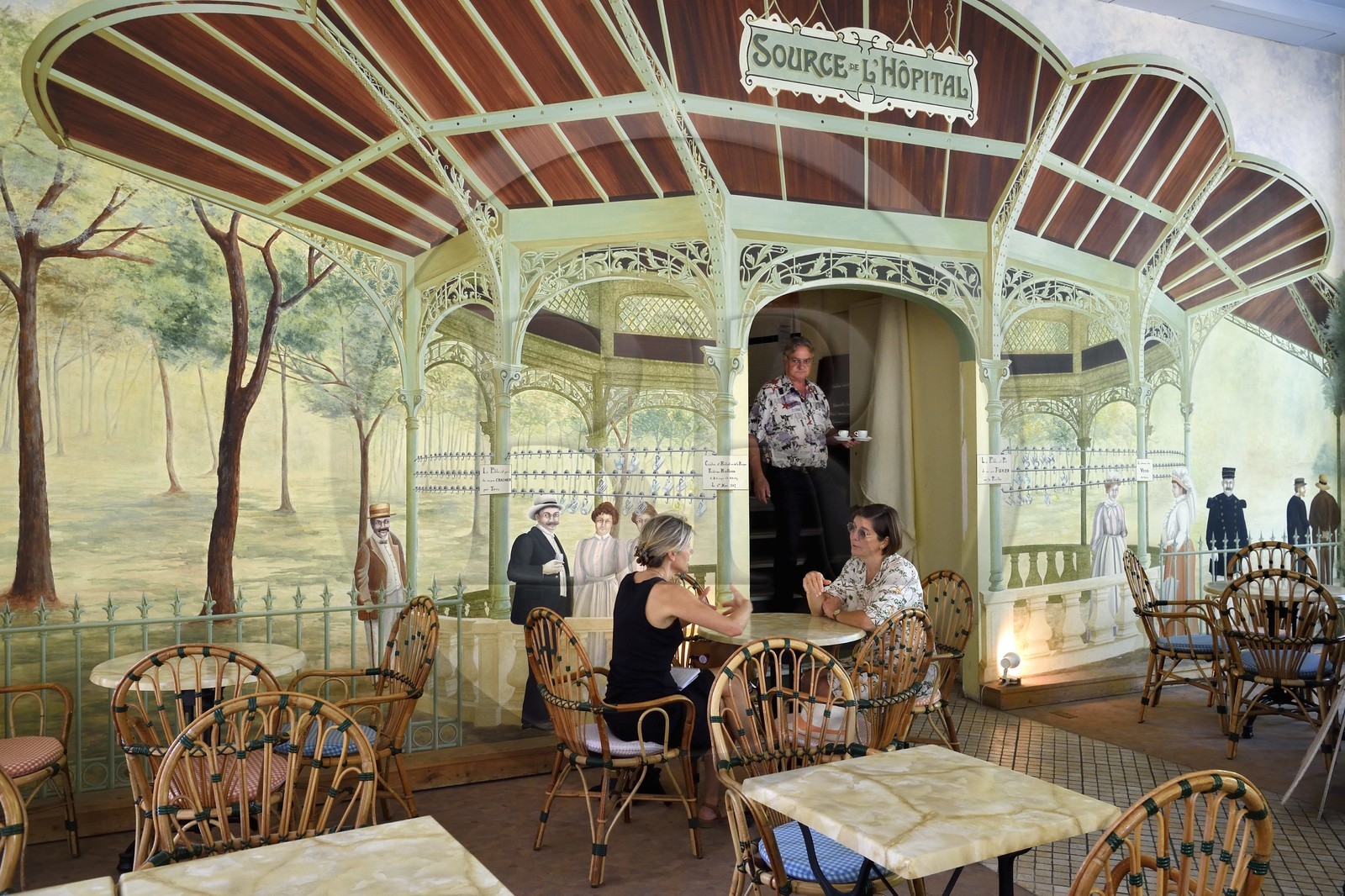 France, Allier (03), Vichy, restaurant Le Samoa et son décor peint representant la source de l'Hopital à la Belle Epoque