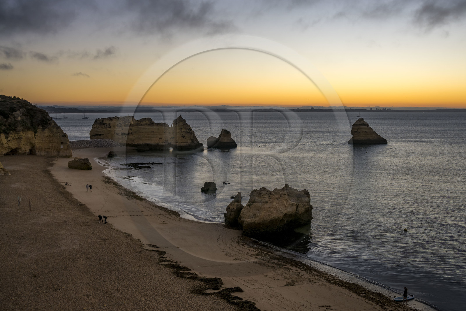 Portugal, Algarve, Lagos, lever de soleil sur la plage de Praia Dona Ana bordée par des falaises escarpées