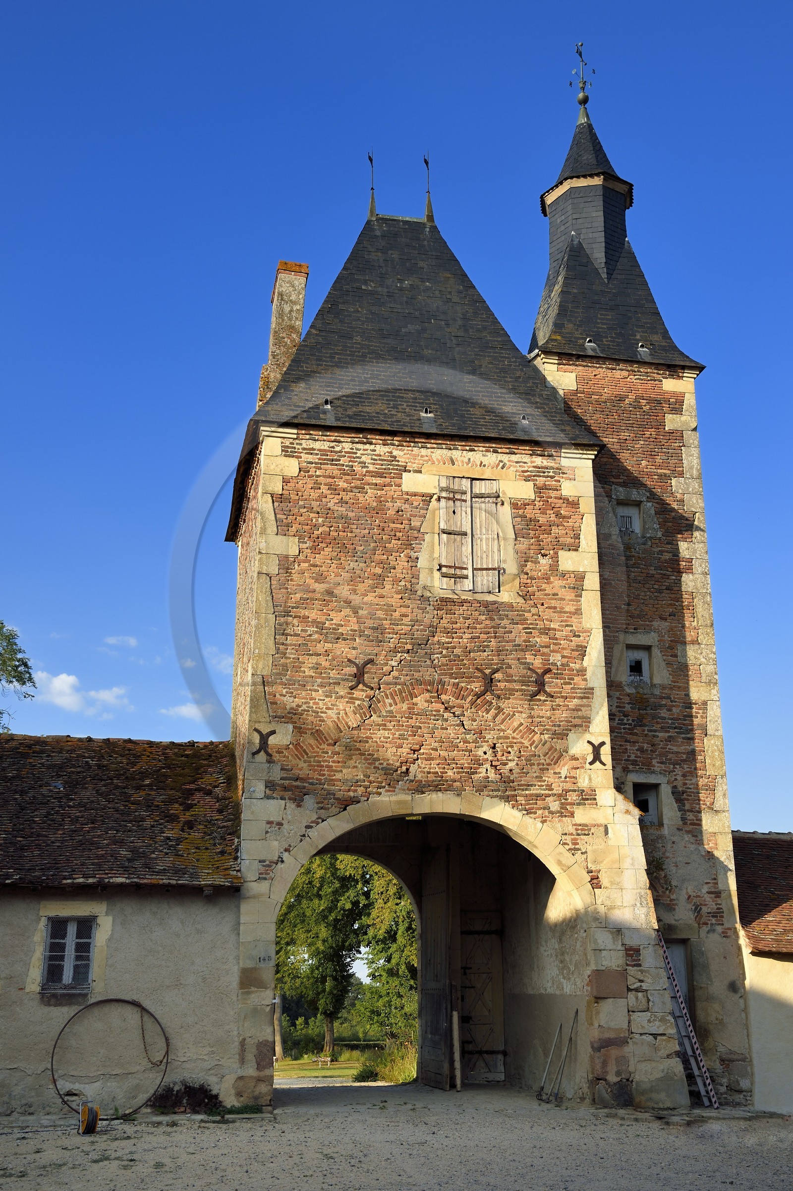 France, Allier (03), ancienne province du Bourbonnais, Chapeau, chateau de la Cour (XVe siècle à fin du XVIe siècle), guette qui permet l'accès à la cour principale