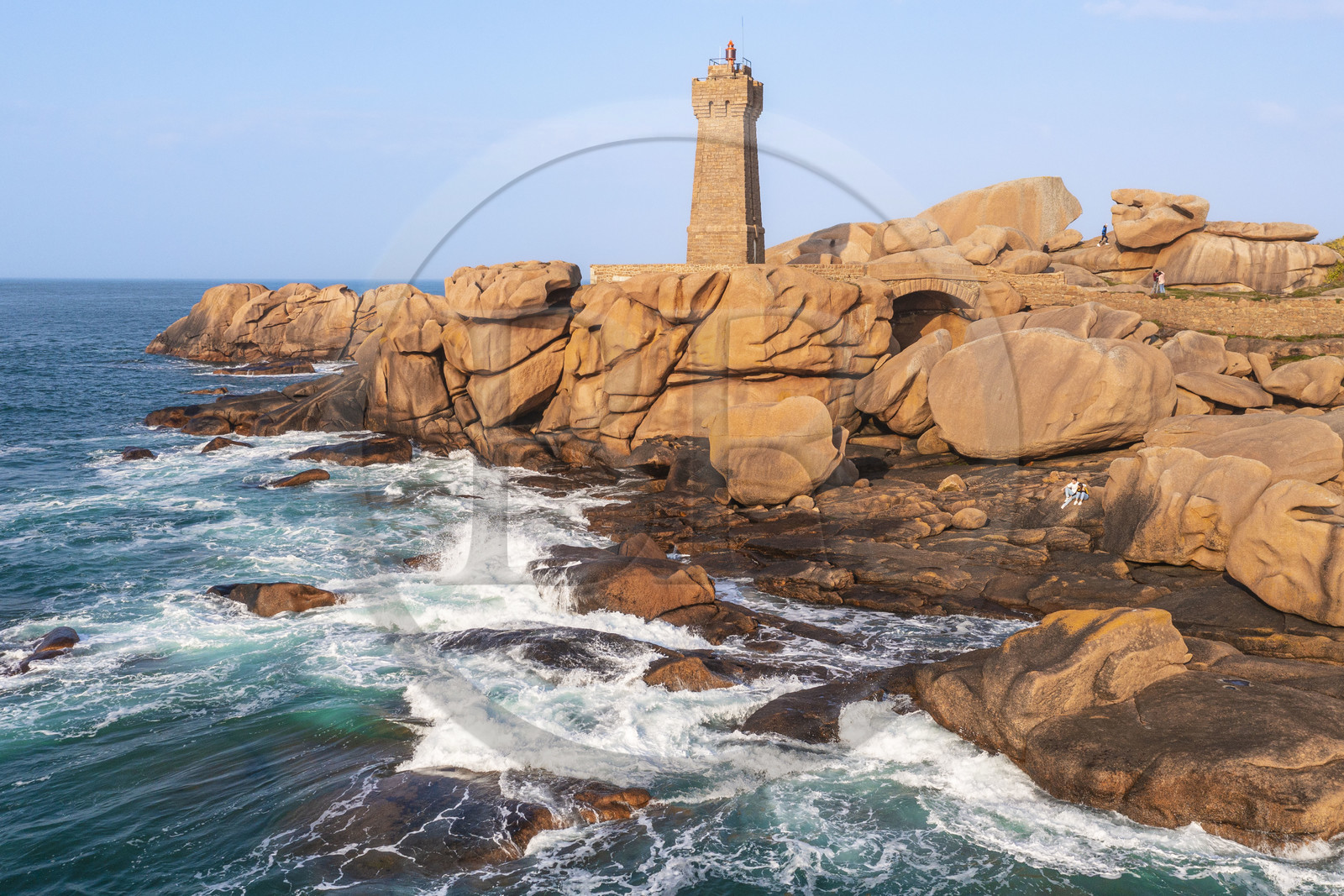 France, Côtes-d'Armor (22), Côte de Granit Rose, Perros-Guirec, Ploumanac'h, pointe de Skewell (Squéouel), le phare de Mean Ruz sur le sentier des Douaniers aussi chemin de Grande Randonnée GR 34 (vue aérienne)