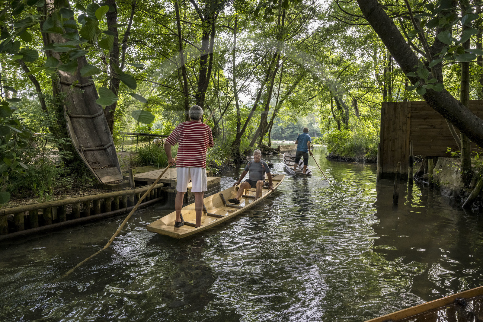 France, Vaucluse (84), L'Isle-sur-la-Sorgue, le cabanon des Fontanelles sur un ilot de la Sorgue, lieu de rendez-vous estival de la confrérie des pêcheurs sur barque à fond plat appelée Nègo Chin, les Pescaïres de la Sorgue