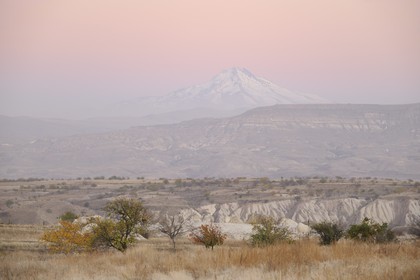 Turquie, Anatolie Centrale, province de Nevsehir, Cappadoce classée Patrimoine Mondial de l'UNESCO, le mont Argée (Erciyes Dagi) depuis Ortahisar