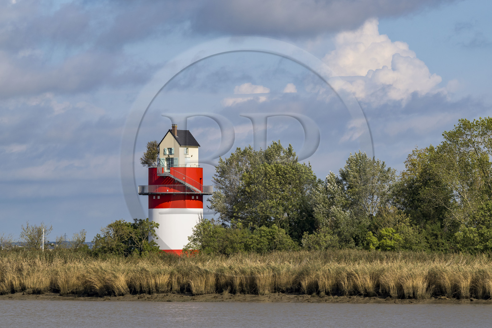 France, Loire-Atlantique (44), Cordemais, collection d'art contemporain à ciel ouvert Estuaire, la Villa Cheminée réalisé par l'artiste japonais Tatzu Nishi sur les rives de la Loire, oeuvre d'art mais aussi maison d'hôtes insolite