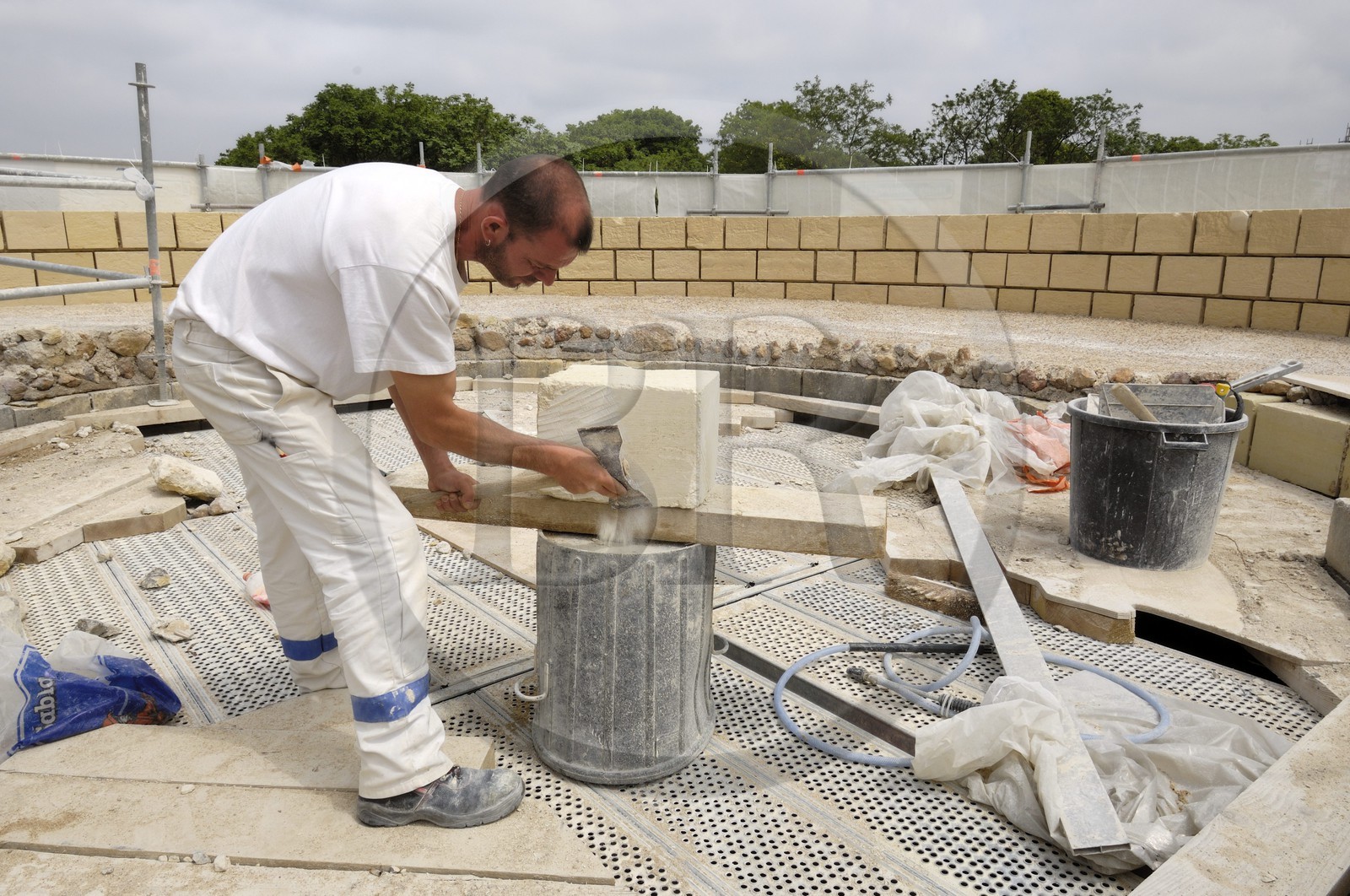 France, Indre et Loire (37), Vallée de la Loire classée Patrimoine Mondial de l' UNESCO, Chinon, le château, fabrice Maingrand tailleur de pierre sur le donjon du Coudray
