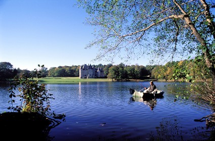 France, Cher (18), Oizon, pêcheur sur le lac du château de La Verrerie