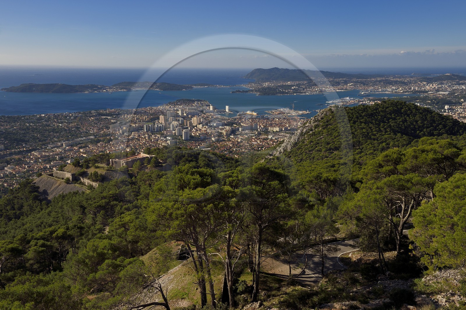 France, Var (83), Toulon, la rade depuis le Mont Faron, le fort Faron au premier plan à gauche, la presqu'Ile de Saint-Mandrier et le Cap Sicié en arrière plan