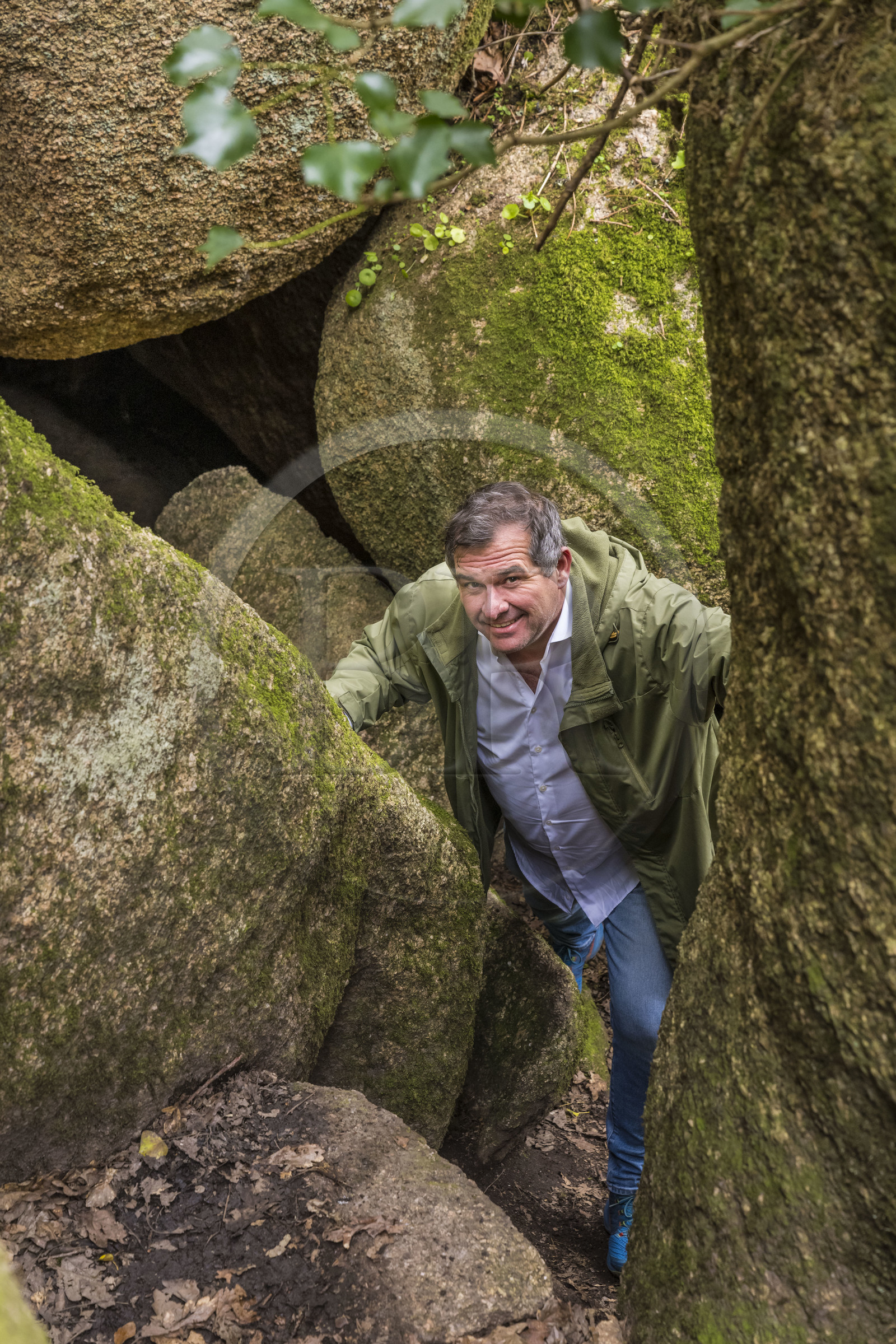 France, Côtes-d'Armor (22), Côte de Granit Rose, Trégastel, vallée des Grands Traouiero, sentier de randonnée évoluant dans le chaos de gros rochers granitiques, Gaël Descat
