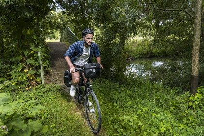 France, Deux-Sèvres (79), le Marais Poitevin, la Venise Verte, Le Vanneau-Irleau, randonnée à bicyclette le long des canaux et passage d'une passerelle