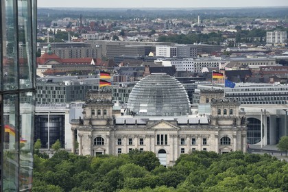 Allemagne, Berlin, le Reichstag avec le dome en verre du Bundestag (parlement allemand depuis 1999) de l'architecte Sir Norman Foster