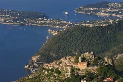 France, Alpes-Maritimes (06), le village perché d'Eze, Saint-Jean-Cap-Ferrat en arrière plan.