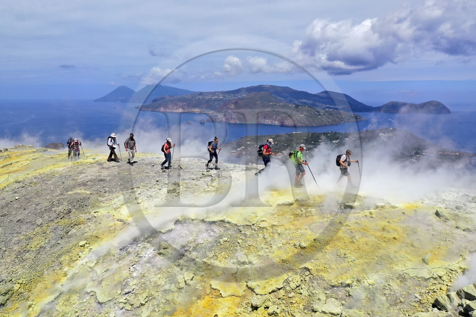 Italie, Sicile, iles Eoliennes, classées Patrimoine Mondial de l'UNESCO, ile de Stromboli, pecheurs sur la plage de Scari et le volcan actif du Stromboli en arrière plan (vue aérienne)
