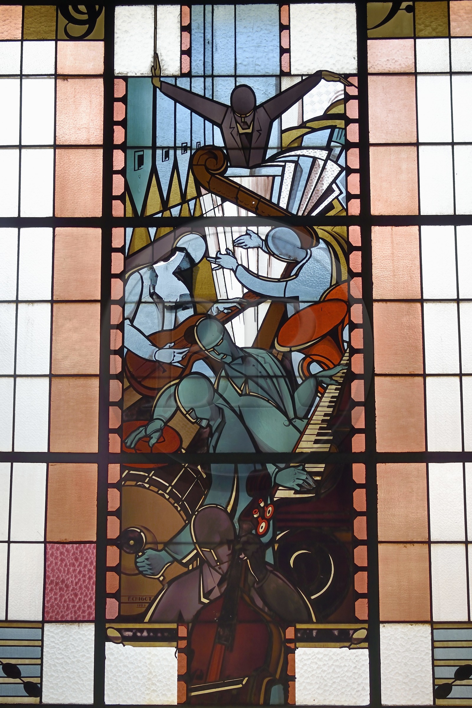 France, Allier (03), Vichy, l'ancien Petit Casino et actuel Centre culturel Valery-Larbaud, vitrail art Déco du maitre-verrier Francis Chigot représentant la Musique